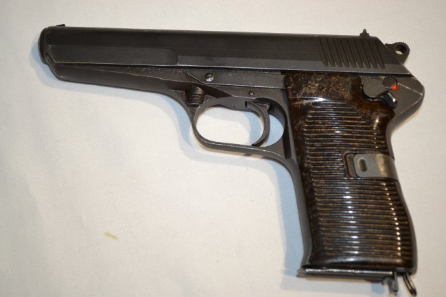 CZECH MILITARY SURPLUS PISTOL CZ52 7.62X25 TOKAREV: CZECH MILITARY SURPLUS PISTOL CZ52 . CHAMBERED FOR 7.62X25 TOKAREV . IMPORT MARKINGS. DATED 1954 . GREAT CONDITION. COMES WITH ONE MAGAZINE. SER # G 04855 rid. FFL REQUIRED . NO INTERNATIONAL SHIPPING