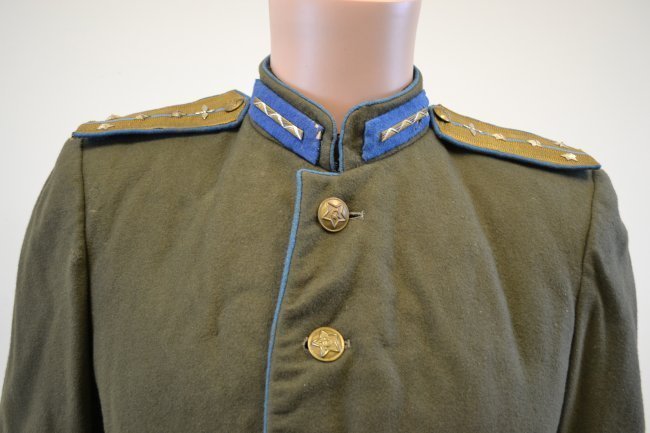 WWII SOVIET RUSSIAN AIR FORCE OFFICER DRESS UNIFORM 1945 VICTORY PARADE: WWII SOVIET RUSSIAN AIR FORCE OFFICER DRESS UNIFORM TUNIC. 1945 VICTORY PARADE MODEL . VERY NICE WITH ORIGINAL WWII AIR FORCE CAPTAIN GOLD SHOULDER BOARDS. SIZE M.