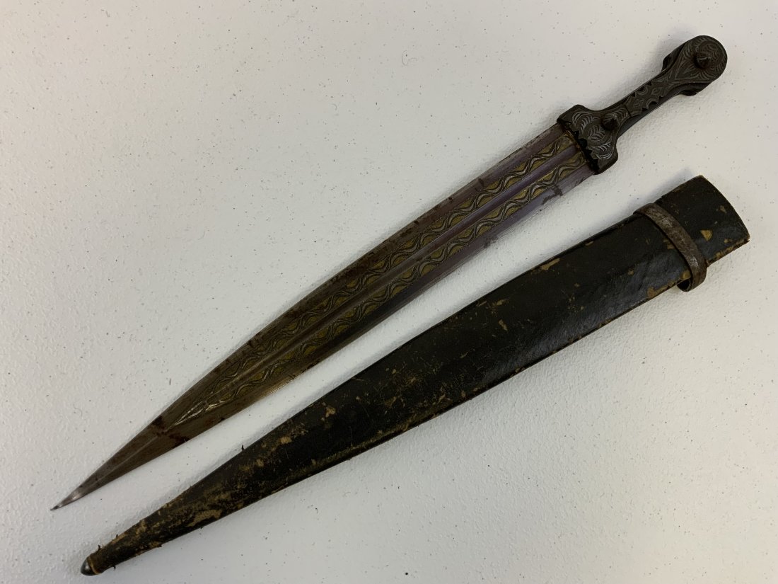 IMPERIAL RUSSIAN KINJAL DAGGER WWI ENGRAVED BLADE: IMPERIAL RUSSIAN KINJAL DAGGER WWI ENGRAVED BLADE . NICELY DECORATED GRIP WITH ENGRAVED METAL PLATES. BLACK LEATHER COVERED SCABBARD .