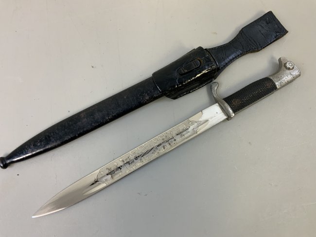 WWII GERMAN DRESS ETCHED BAYONET BY EICKHORN SOLINGEN: WWII GERMAN DRESS ETCHED BAYONET BY EICKHORN SOLINGEN . GOOD OVERALL CONDITION BAYONET WITH SOME WEAR TO THE HILT FITTINGS BUT THE BLADE IS NICE AND VERY GOOD CONDITION . COMPLETE WITH SCABBARD AND LE