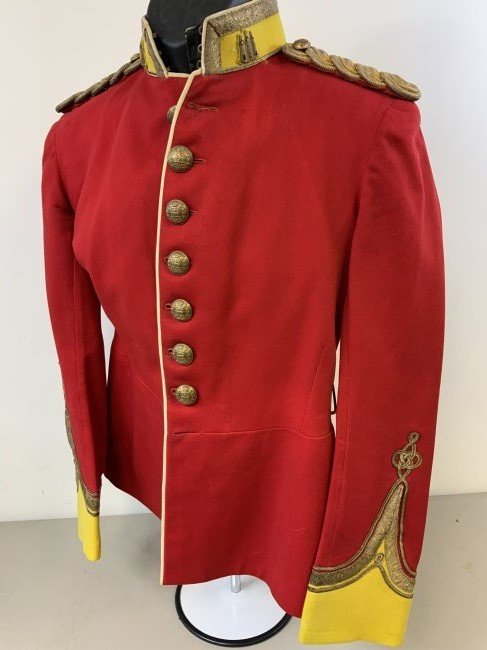 VICTORIAN BRITISH OFFICER RED COAT UNIFORM TUNIC: VICTORIAN BRITISH OFFICER RED COAT UNIFORM TUNIC . PRE WWI ERA. COMPLETE WITH SHOULDER BOARDS. ABOUT MEDIUM SIZE.