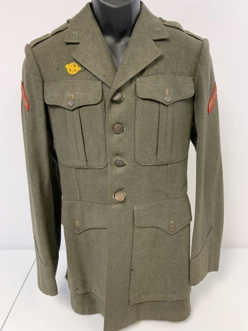 WWII USMC DRESS UNIFORM TUNIC NAMED AND DATED 1944: WWII USMC DRESS UNIFORM TUNIC NAMED AND DATED 1944 . VERY NICE AND CLEAN CONDITION . COMPLETE WITH "RAPTURE DUCK" ON THE CHEST . RARE .