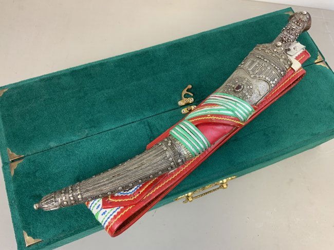 SAUDI ARABIAN SILVER JAMBIYA KHANJAR ISLAMIC DAGGER IN FITTED CASE: ISLAMIC SAUDI ARABIAN NOBLE SILVER JAMBIYA KHANJAR WITH BELT IN CASE. BEAUTIFUL WORK . SILVER WITH STONE SET IN. COMES IN FITTED CASE. HIGH END DAGGER . 19" LONG . THE BOX IS 22 X 10