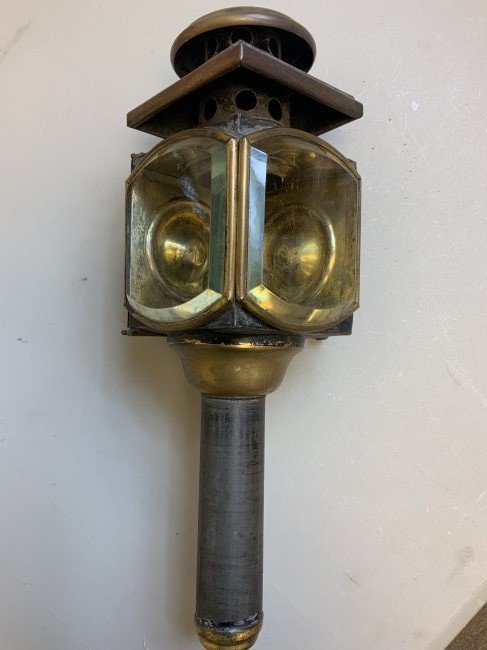 ANTIQUE BRASS CARRIAGE LAMP COACH OIL LANTERN: ANTIQUE BRASS CARRIAGE LAMP COACH OIL LANTERN . GREAT CONDITION LARGE SIZE . COMPLETE WITH ALL ORIGINAL GLASS AND WORKING HINGED DOOR .