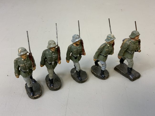 GERMAN NAZI PERIOD SCHUSSO / LINEOL ARMY MARCHING TOY SOLDIERS: GERMAN NAZI PERIOD SCHUSSO / LINEOL ARMY MARCHING TOY SOLDIERS. LOT OF 5