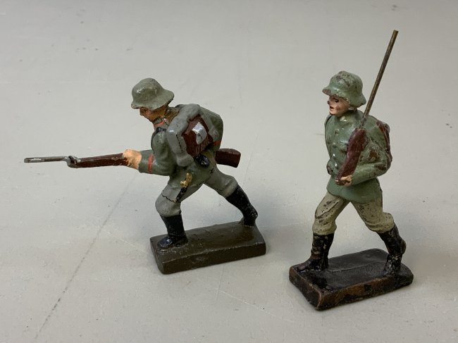 GERMAN NAZI PERIOD SCHUSSO / LINEOL ARMY TOY SOLDIERS: GERMAN NAZI PERIOD SCHUSSO / LINEOL ARMY TOY SOLDIERS . LOT OF 2