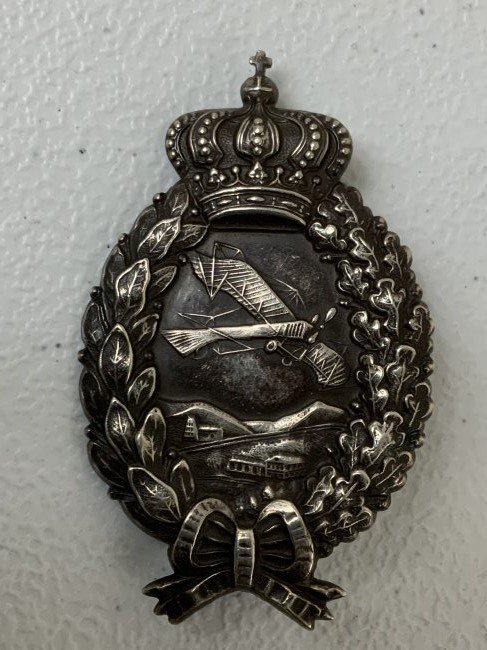 WWI IMPERIAL GERMAN BAVARIAN PILOTS SILVER BADGE: WWI IMPERIAL GERMAN BAVARIAN PILOTS SILVER BADGE . GREAT DETAILED MULTI PIECE CONSTRUCTION .MAKER MARKED ON THE BACK AND STAMPED "SILBER"