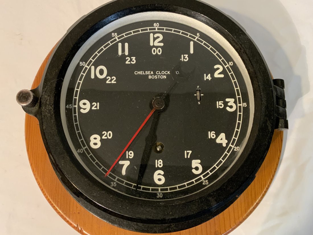WWII US NAVY SHIPS CLOCK MOUNTED ON WOOD PLAQUE: WWII US NAVY SHIPS CLOCK MOUNTED ON WOOD PLAQUE . LARGE SIZE . PERFECT CONDITION . MADE BY CHELSEA CLOCK CO. BOSTON . NO KEY INCLUDED .