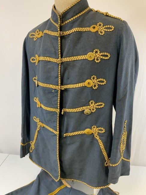 ANTIQUE AUSTRIA HUNGARIAN EMPIRE HUSSAR UNIFORM TUNIC AND PANTS: ANTIQUE AUSTRIA HUNGARIAN EMPIRE HUSSAR UNIFORM TUNIC AND PANTS . LATE 19th - EARLY 20th CENTURY . NICE CONDITION FOR ITS ARE WITH NORMAL WEAR AND SOME HOLES. MATCHING SET . RARE FIND. LARGE SIZE .