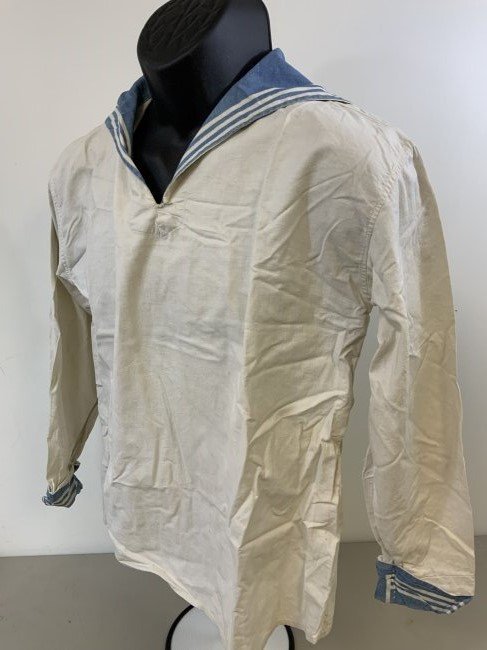 IMPERIAL RUSSIAN NAVY SAILOR WHITE UNIFORM JUMPER: IMPERIAL RUSSIAN NAVY SAILOR WHITE UNIFORM JUMPER. GOOD WELL WORN CONDITION . EARLY CIRCA 1917-1918 NAVAL CLUB STAMP INSIDE. RARE.