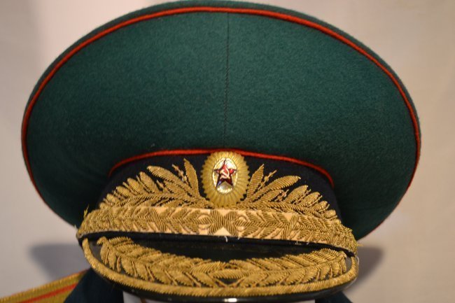 SOVIET RUSSIAN NKVD BORDER GUARD GENERAL VISOR CAP: SOVIET RUSSIAN NKVD BORDER GUARD GENERAL VISOR HAT . PARADE DRESS CAP WITH GOLD BULLION EMBROIDERY . MOST LIKELY UNISSUED. SIZE ABOUT 59