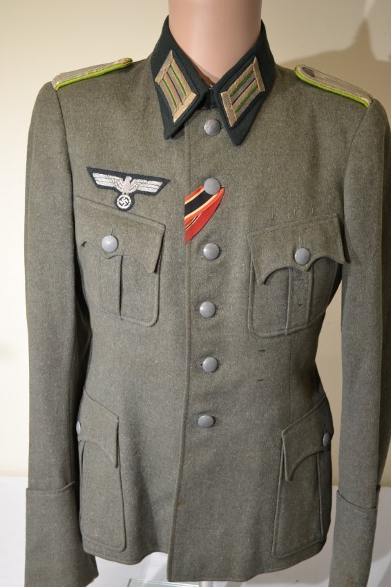 WWII GERMAN PANZER GRENADIER OFFICER UNIFORM TUNIC: WWII GERMAN PANZER GRENADIER OFFICER UNIFORM TUNIC . VERY NICE AND CLEAN TUNIC OF THE LEUTNANT OF THIS RARE BRANCH. LIGHT GREEN PIPED SHOULDER BOARDS . SERVICE IN THE EASTERN FRONT RIBBON. LOOPS FOR O