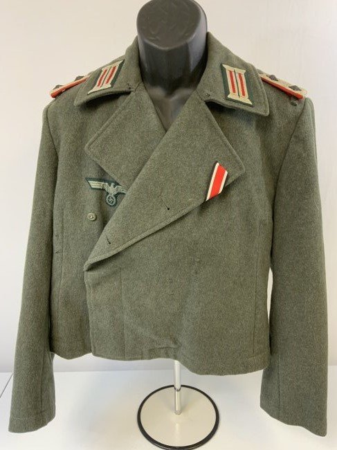 WWII GERMAN ARTILLERY ASSAULT GUNNER OFFICER WRAP UNIFORM TUNIC: WWII GERMAN ARTILLERY ASSAULT GUNNER OFFICER WRAP UNIFORM TUNIC . VERY NICE CONDITION WITH NO HOLES. EM/NCO ISSUED TUNIC WITH OFFICERS BOARDS WHICH IS COMMON . INK STAMPED FOR SIZES INSIDE AND B 44 FO