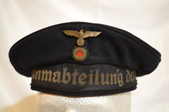WWII GERMAN KRIEGSMARINE NAVY DONALD DUCK CAP HAT: WWII GERMAN KRIEGSMARINE NAVY SEAMAN'S "DONALD DUCK" CLOTH CAP. BEAUTIFUL CONDITION WITH ONLY MINOR WEAR . COMPLETE WITH "1.SCHIFFSSTAMMABTEILUNG DER NORDSEE.1." CAP TALLY , 2 PIECE INSIGNIA AND BROWN