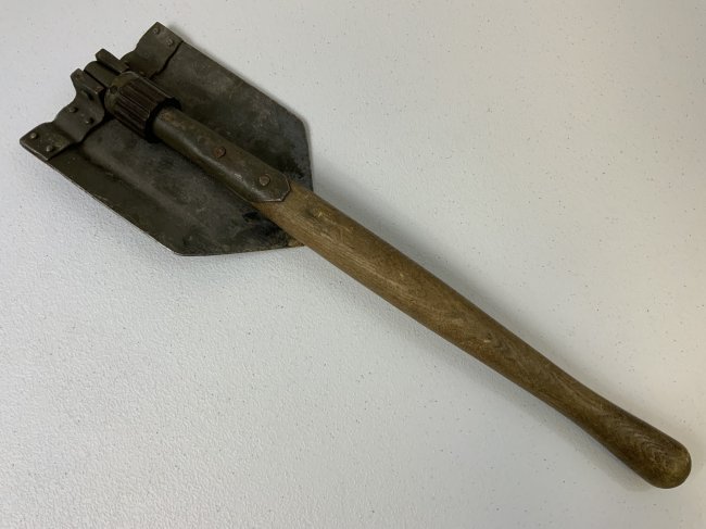WWII GERMAN MILITARY FOLDING SHOVEL KLAPPSPATEN: WWII GERMAN MILITARY FOLDING SHOVEL KLAPPSPATEN . GOOD CONDITION WITH BAKELITE NUT .