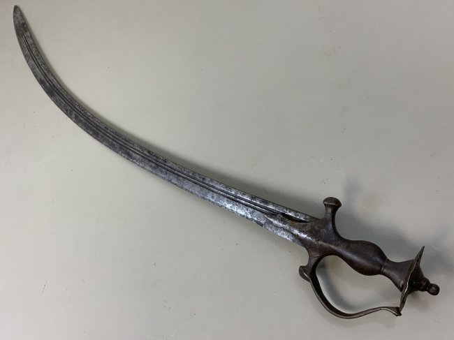 ANTIQUE ISLAMIC INDIAN AFGHAN PERSIAN TULWAR SWORD: ANTIQUE ISLAMIC INDIAN PERSIAN AFGHAN TULWAR SWORD . ANTIQUE METAL SHOWS A GREAT AGE . MAKER STAMP TO THE BLADE WITH ISLAMIC SYMBOLS. METAL HILT WITH CROSS GUARD SECURED WITH SINGLE RIVET TYPICAL WITH
