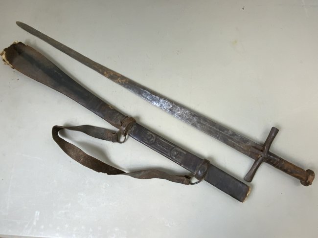 ANTIQUE SUDANESE KASKARA SWORD NORTH AFRICAN WITH DECORATED BLADE: ANTIQUE SUDANESE KASKARA SWORD NORTH AFRICAN WITH DECORATED BLADE . COMPLETE WITH LEATHER SHEET . SHOWS GREAT AGE . THE BLADE IS VERY OLD WITH STAR OF DAVID AND ANIMAL ENGRAVINGS. THE TIP OF THE LEATH