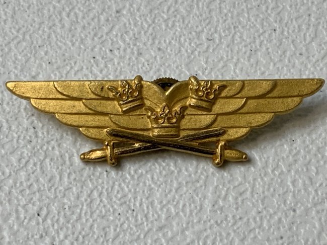WWII SWEDEN M36 GOLD PILOT WINGS FOR CAREER OFFICERS SWEDISH: WWII SWEDEN M36 GOLD PILOT WINGS FOR CAREER OFFICERS . NUMBERED ON THE BACK .FINE CONDITION.