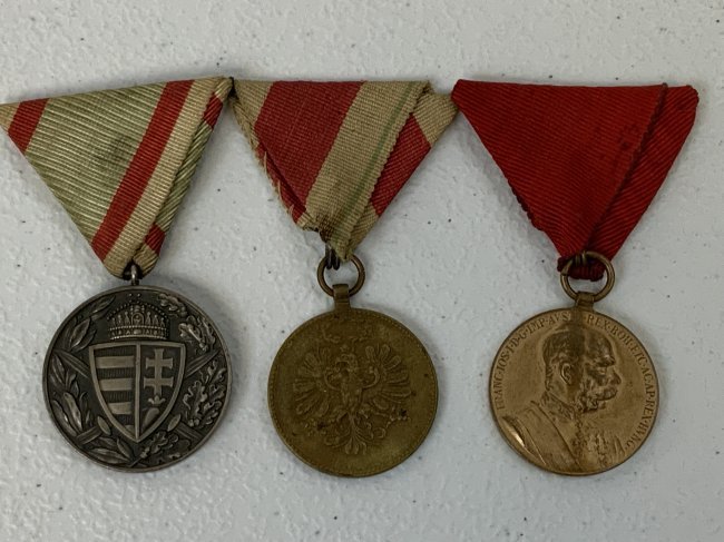 AUSTRIA HUNGARY EMPIRE WWI LOT OF 3 MEDALS: AUSTRIA HUNGARY EMPIRE WWI LOT OF 3 MEDALS