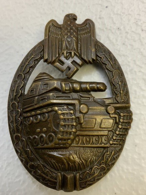 WWII GERMAN PANZER ASSAULT BADGE IN BRONZE: WWII GERMAN PANZER ASSAULT BADGE IN BRONZE . HOLLOW BACK . UNMARKED.