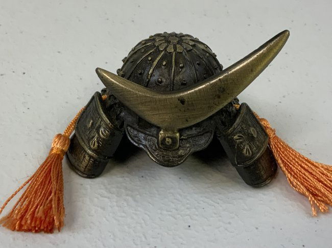 VINTAGE JAPANESE MINIATURE SAMURAI HELMET: VINTAGE JAPANESE MINIATURE SAMURAI HELMET . CAST BRONZE . GREAT DISPLAY PIECE.