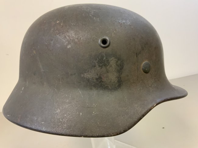 WWII GERMAN M40 ARMY COMBAT HELMET WITH LINER Q64: WWII GERMAN M40 ARMY COMBAT HELMET WITH LINER . NICE EXAMPLE. ARMY DECAL STILL VISIBLE. EVIDENCE OF NATIONAL COLOR SHIELD DECAL REMOVAL . NICE LINER. ONE SIDE OF THE CHIN STRAP WITH BUCKLE REMAINS. Q6