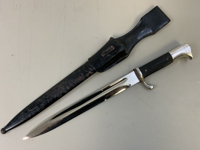 WWII GERMAN DRESS BAYONET BY EICKHORN SOLINGEN WITH LEATHER FROG: WWII GERMAN DRESS BAYONET BY EICKHORN SOLINGEN . GREAT CONDITION BAYONET WITH MINTY BLADE. COMPLETE WITH SCABBARD AND LEATHER FROG .