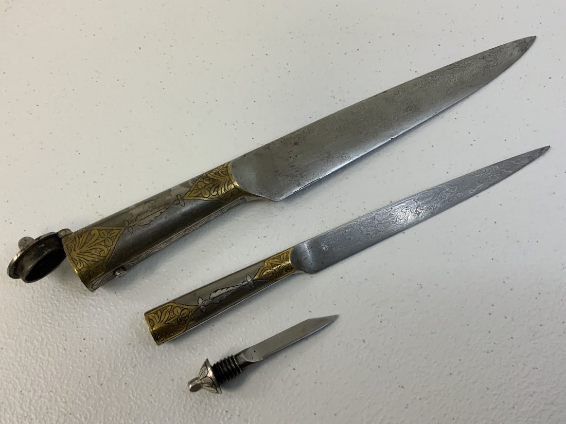 ANTIQUE PERSIAN DAMASCUS BLADES DAGGER KNIFE SET: ANTIQUE PERSIAN DAMASCUS BLADES DAGGER KNIFE SET . 2 SMALLER DAGGERS FITS INSIDE THE LARGE ONE. BEAUTIFUL DAMASCUS STEEL BLADES . GOLD DECORATED INLAID HANDLES. LARGEST ONE IS 11.5" LONG , MID SIZE 9"
