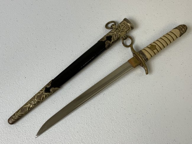 WWII JAPANESE IMPERIAL NAVY OFFICER DAGGER WITH SCABBARD: WWII JAPANESE IMPERIAL NAVY OFFICER DAGGER WITH SCABBARD . GREAT OVERALL CONDITION . BRIGHT PLATED BLADE . BEAUTIFUL FITTINGS . OUTSTANDING .