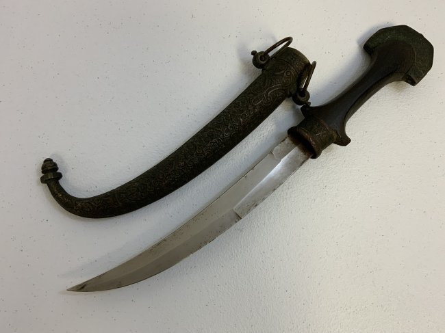 ANTIQUE JAMBIYA ISLAMIC DAGGER KOUMMYA: ANTIQUE JAMBIYA ISLAMIC DAGGER KOUMMYA . NICE DAGGER . SHOWS GREAT AGE. 12 1/2" LONG WITH 9 1/4" LONG BLADE