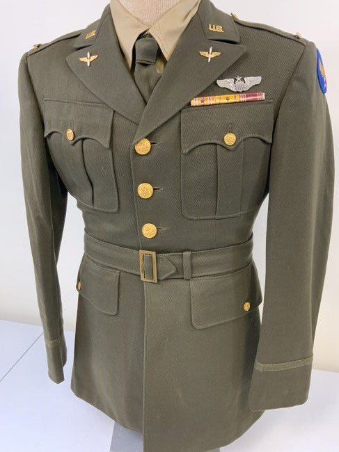 WWII US AIR FORCE OFFICER SECOND LIEUTENANT TUNIC JACKET UNIFORM 1942 DATED: WWII US AIR FORCE OFFICER SECOND LIEUTENANT TUNIC JACKET UNIFORM . GREAT CONDITION . COMPLETE WITH ALL INSIGNIA . DATED 1942 ON THE TAG .