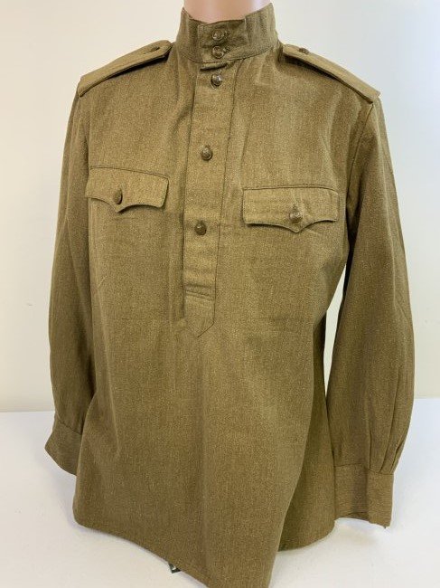 USSR SOVIET ARMY ENLISTED M43 WWII TYPE GIMNASTYORKA UNIFORM SHIRT: USSR SOVIET ARMY ENLISTED M43 WWII TYPE GIMNASTYORKA UNIFORM SHIRT . MINT , NEVER USED CONDITION . IDENTICAL TO WWII PRODUCED SHIRTS. DATED 1968. LARGE SIZE .