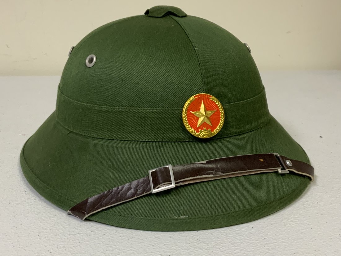 NORTH VIETNAMESE ARMY VIETCONG PITH HELMET RED STAR INSIGNIA: NORTH VIETNAMESE ARMY VIETCONG PITH HELMET RED STAR INSIGNIA . NEW , NEVER USED CONDITION .