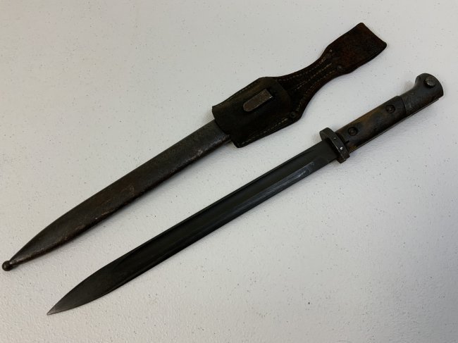 WWII GERMAN S24(t) OCCUPIED CZECHOSLOVAKIA CZECH MADE BAYONET 1941-42: WWII GERMAN S24(t) OCCUPIED CZECHOSLOVAKIA CZECH MADE BAYONET 1941-42. ANOTHER EXAMPLE OF THIS RARE BAYONET. CZ STAMPED ON ONE SIDE OF THE BLADE AND GERMAN ARMY ACCEPTANCE STAMP WAFFENUMT ON THE OTHER