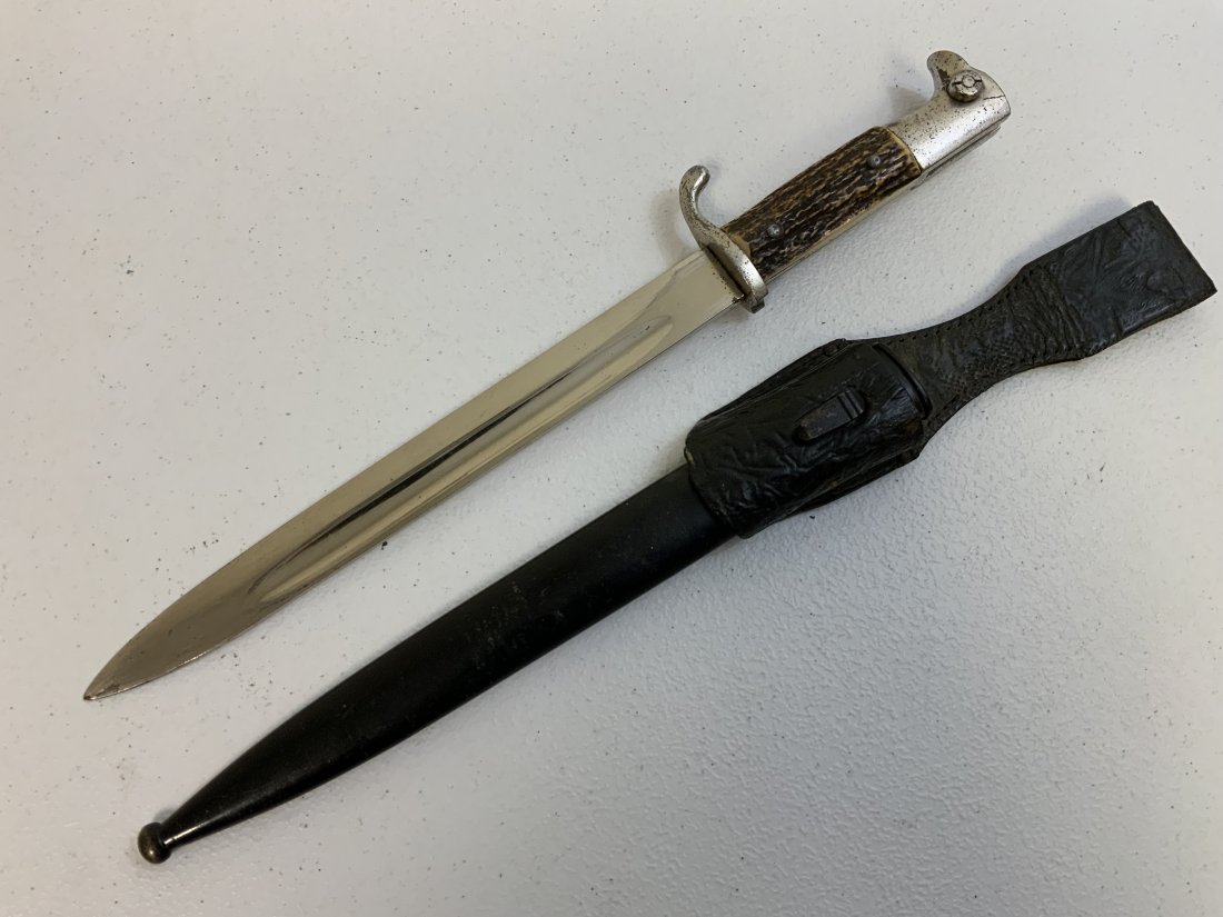 THIRD REICH GERMANY STAG GRIPS PARADE DRESS BAYONET WITH LEATHER FROG: THIRD REICH GERMANY STAG GRIPS PARADE DRESS BAYONET WITH LEATHER FROG. WELL USED BUT STILL IN GOOD CONDITION OVERALL. UNMARKED BLADE . NICE THICK REAL STAG GRIPS .