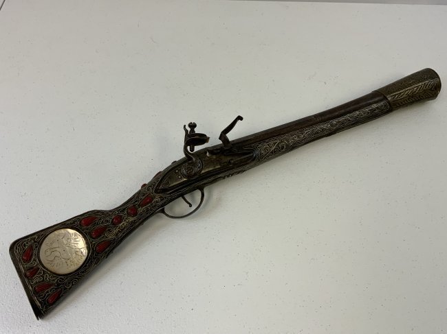 BEAUTIFUL IMPORTANT OTTOMAN MADE FLINTLOCK GUN WITH IMPERIAL RUSSIAN EAGLE: BEAUTIFUL IMPORTANT OTTOMAN MADE FLINTLOCK GUN WITH IMPERIAL RUSSIAN DOUBLE HEADED EAGLE. HIGHLY DECORATED PIECE . MOTHER OF PEARL , SILVER WIRE AND STONED INSERTED IN STOCK. NICE DAMASCUS BARREL WITH