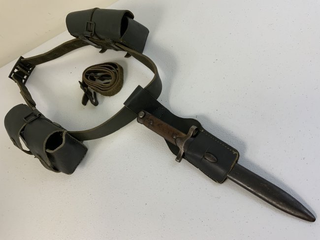 WWII ITALY COMBAT BELT COMPLETE WITH AMMO POUCHES AND BAYONET AND CROSS STRAP: WWII ITALY COMBAT BELT COMPLETE WITH AMMO POUCHES AND BAYONET AND CROSS STRAP. VERY GOOD CONDITION COMPLETE RIG. LEATHER IS NICE AND RETAINS NEARLY 100% ORIGINAL GRAY-GREEN FINISH. GREAT CONDITION BAY