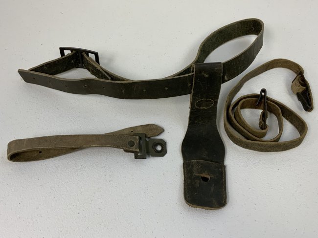 ANTIQUE ITALIAN MILITARY LEATHER PISTOL BELT WITH BAYONET FROG WWI / WWII: ANTIQUE ITALIAN MILITARY LEATHER PISTOL BELT WITH BAYONET FROG AND CROSS STRAP AND OTHER EQUIPMENT STRAP. WWI / WWII . VERY NICE AND CLEAN CONDITION. THE LEATHER IS GREAT ! COMPLETE WITH BELT BUCKLE. 