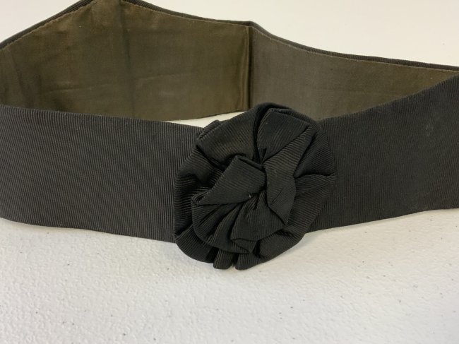 ANTIQUE BRITISH OFFICERS VICTORIAN BLACK FABRIC STABLE BELT: ANTIQUE BRITISH OFFICERS VICTORIAN BLACK FABRIC STABLE BELT. GREAT CONDITION FOR ITS AGE . SMALL SIZE .