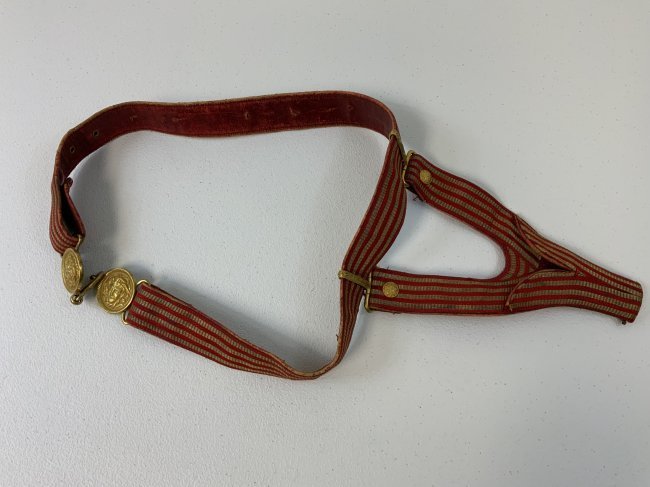 ANTIQUE BRITISH OFFICERS VICTORIAN SWORD BELT LION HEAD BUCKLES: ANTIQUE BRITISH OFFICERS VICTORIAN SWORD BELT LION HEAD BUCKLES . VERY BEAUTIFUL PIECE. DRESS UNIFORM BELT WITH SWORD CARRY FROG. RED LEATHER BACKED. RARE COMPLETE BELT.