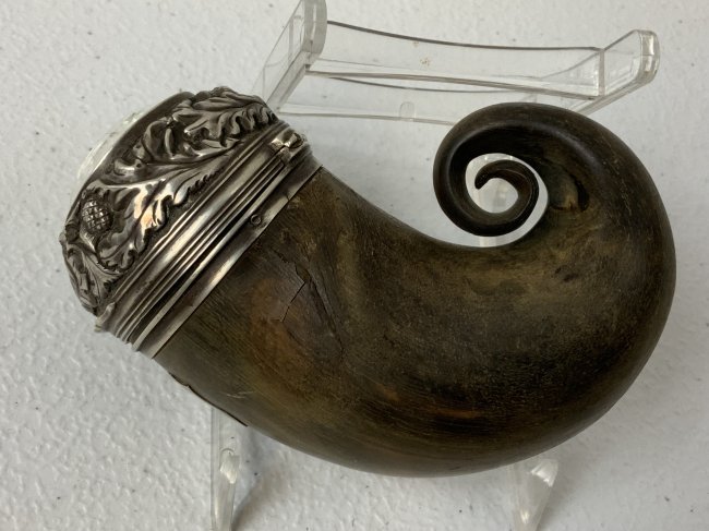 ANTIQUE EARLY 1800S CARVED SCOTTISH HORN POWDER SNUFF SILVER REPOSE WORK: ANTIQUE EARLY 1800S CARVED SCOTTISH HORN POWDER SNUFF SILVER REPOSE WORK . BEAUTIFUL PIECE