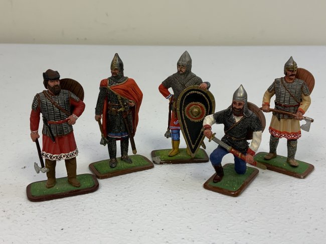 RUSSIAN MEDIEVAL KNIGHTS ALEXANDER NEVSKY PERIOD HAND PAINTED TOY SOLDIERS: RUSSIAN MEDIEVAL KNIGHTS ALEXANDER NEVSKY PERRIOD HAND PAINTED TOY SOLDIERS . LOT OF 5. HAND MADE AND HAND PAINTED IN ST. PETERSBURG RUSSIA . STRIKING DETAILS. 2.5" TALL.