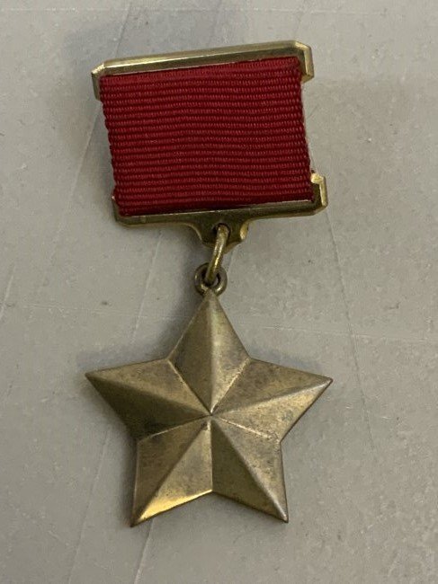 USSR HERO OF THE SOVIET UNION MEDAL WEARERS COPY: USSR HERO OF THE SOVIET UNION MEDAL WEARERS COPY . NICE QUALITY COPY.