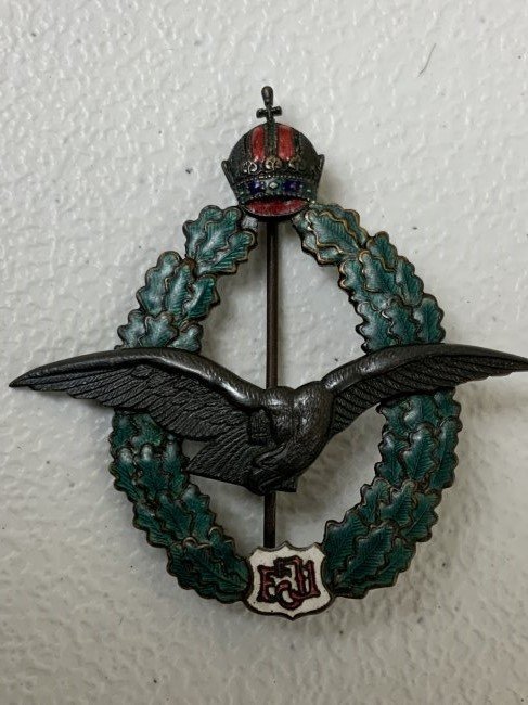 WWI AUSTRIAN HUNGARIAN EMPIRE ENAMELED PILOTS BADGE FJ TYPE II: WWI AUSTRIAN HUNGARIAN EMPIRE ENAMELED PILOTS BADGE FJ TYPE II . L.F.PRAMER WIEN IX MARKED . GREAT CONDITION.