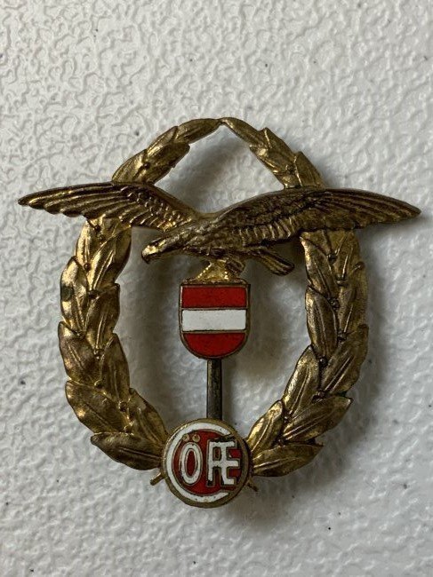 AUSTRIA REPUBLIC PILOT BADGE: AUSTRIA REPUBLIC PILOT BADGE. GILDED BRASS , ENAMELS. PIN BACK.