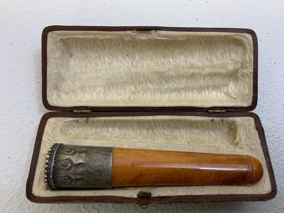 ANTIQUE SILVER AND AMBER CIGARETTE CIGAR HOLDER: ANTIQUE SILVER AND AMBER CIGARETTE CIGAR HOLDER . IN FITTED CASE . LATE 19TH CENTURY