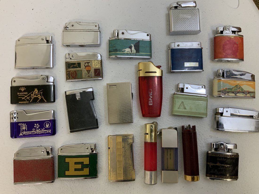 LARGE LOT OF VINTAGE COLLECTABLE LIGHTERS: LARGE LOT OF VINTAGE COLLECTABLE LIGHTERS . UNKNOWN WORKING CONDITION .