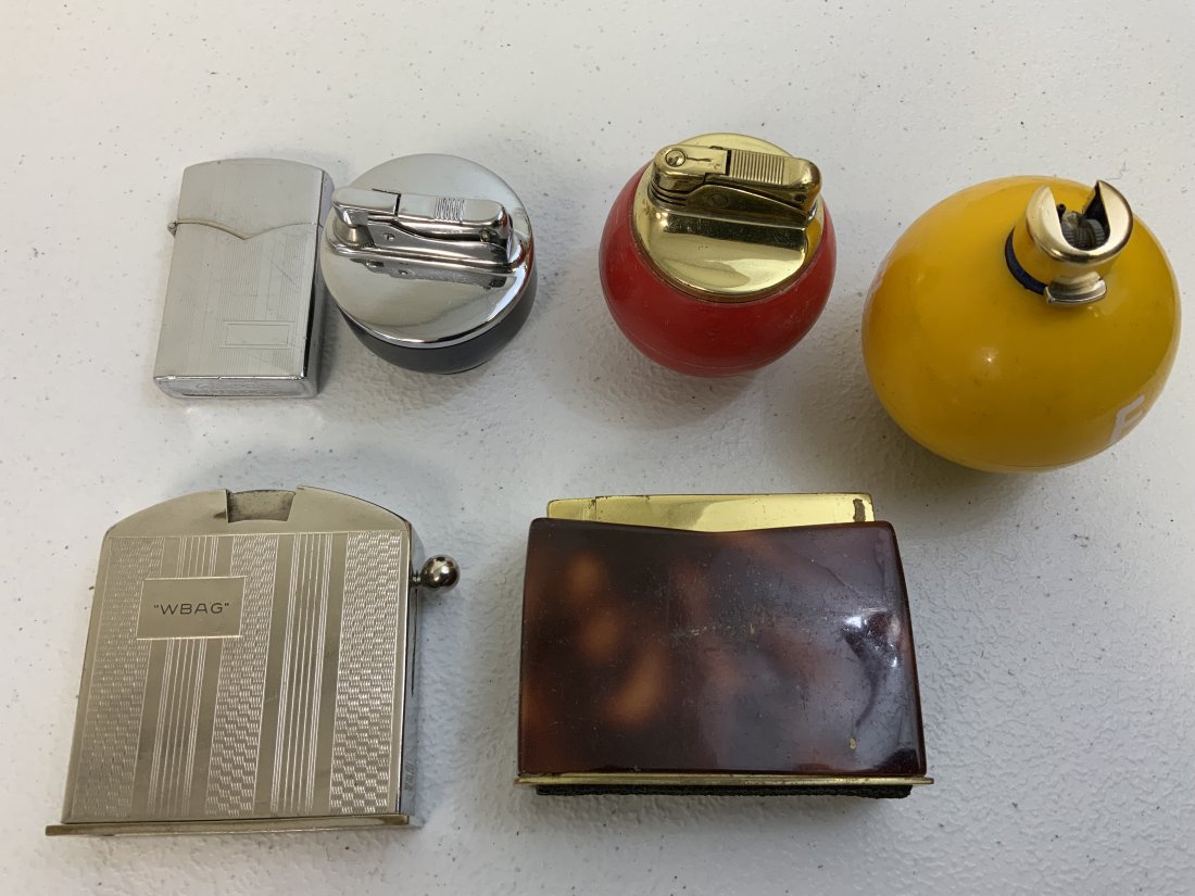 LARGE LOT OF VINTAGE COLLECTABLE LIGHTERS: LARGE LOT OF VINTAGE COLLECTABLE LIGHTERS . UNKNOWN WORKING CONDITION .