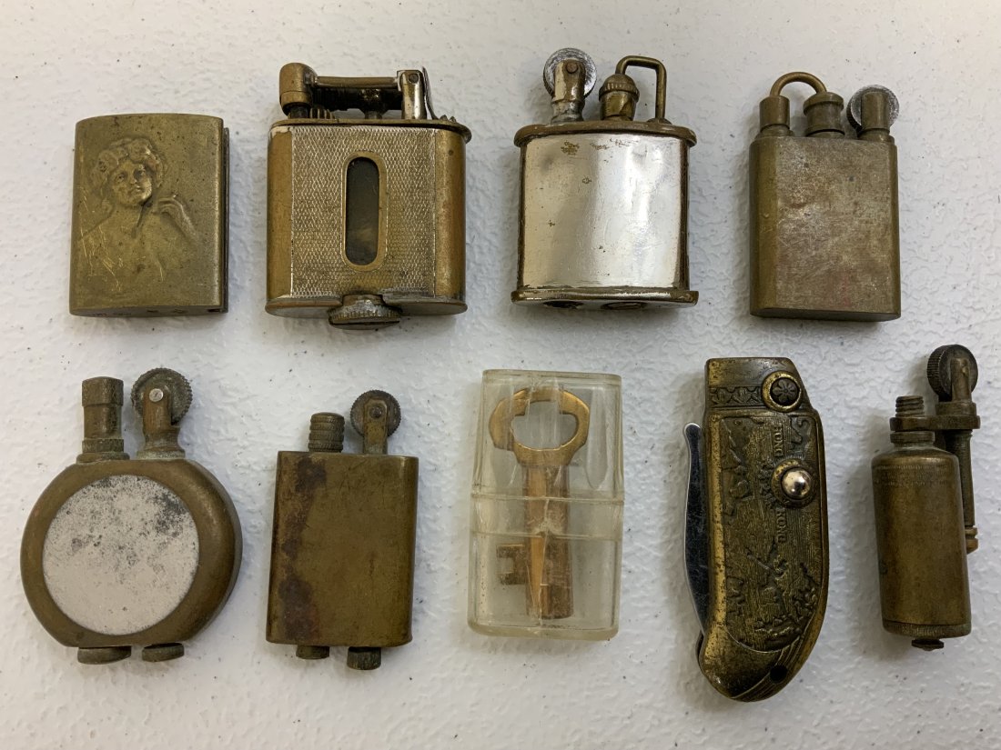 LARGE LOT OF VINTAGE COLLECTABLE LIGHTERS: LARGE LOT OF VINTAGE COLLECTABLE LIGHTERS . UNKNOWN WORKING CONDITION .