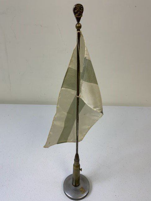 FINLAND WWII FINISH TABLE TOP FLAG TRENCH ART: FINLAND WWII FINISH TABLE TOP FLAG TRENCH ART . NICE AND UNIQUE ITEM. BASE MADE FROM ALUMINUM PISTON TOP WITH ROUND MOUNTED WITH FLAG METAL POLE. FISH LIONS. FLAG COLORS ARE FADED. NICE PIECE !
